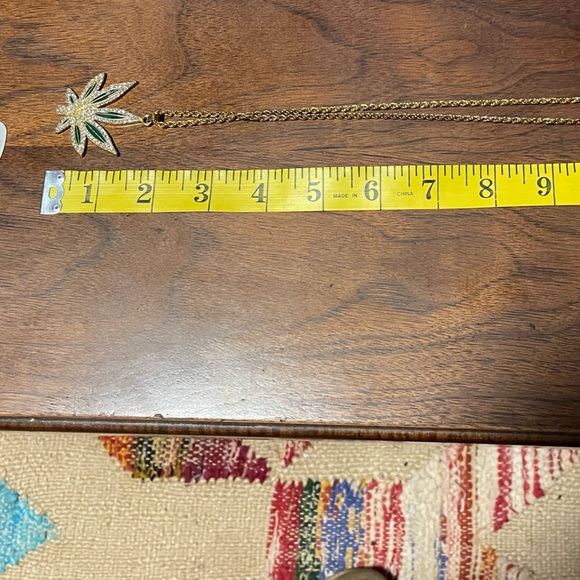💨 Rhinestone Weed Cannabis Pendant Necklace Gold Color Chain Crab Clasp 💨 - Picture 4 of 7